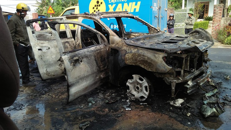 Nữ tài xế khóc nức nở nhìn xe Ford Ranger bốc cháy trơ khung - Hình 2 Nu tai xe khoc nuc no nhin xe Ford Ranger boc chay tro khung-Hinh-2