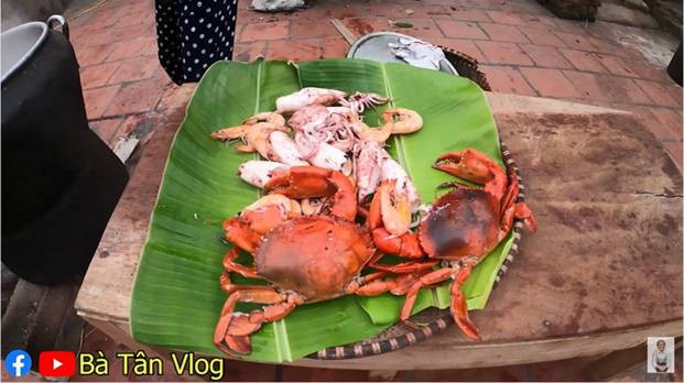 Khó hiểu công thức nấu nia cơm “siêu to khổng lồ” của bà Tân Vlog: Cơm hải sản là cơm trắng rồi đặt hải sản hấp lên trên? ảnh 6 Dân tình lại được dịp đặt dấu ? to đùng về nia cơm siêu to khổng lồ của bà Tân Vlog: cơm hải sản là cơm trắng rồi đặt hải sản hấp lên trên?-7