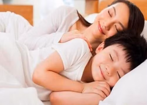 chăm con, trẻ đạp chăn, nuôi dạy con