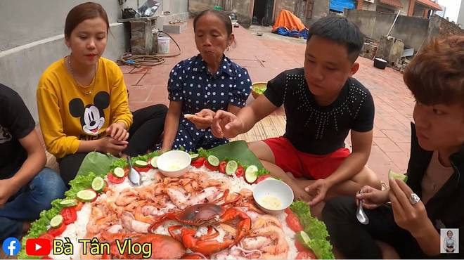 Khó hiểu công thức nấu nia cơm “siêu to khổng lồ” của bà Tân Vlog: Cơm hải sản là cơm trắng rồi đặt hải sản hấp lên trên? ảnh 13 Dân tình lại được dịp đặt dấu ? to đùng về nia cơm siêu to khổng lồ của bà Tân Vlog: cơm hải sản là cơm trắng rồi đặt hải sản hấp lên trên?-14