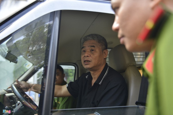 Tài xế thực nghiệm cảnh đưa đón học sinh. Ảnh:Hoàng Đông. Giai ma qua bong trong xe nam sinh truong Gateway tu vong hinh anh 2