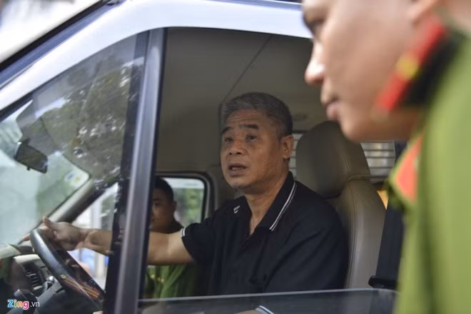 Tài xế thực nghiệm cảnh đưa đón học sinh. Ảnh:Hoàng Đông. Giai ma qua bong trong xe nam sinh truong Gateway tu vong hinh anh 2