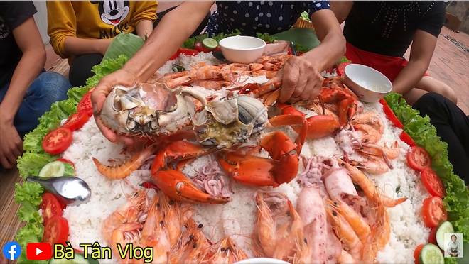 Khó hiểu công thức nấu nia cơm “siêu to khổng lồ” của bà Tân Vlog: Cơm hải sản là cơm trắng rồi đặt hải sản hấp lên trên? ảnh 12 Dân tình lại được dịp đặt dấu ? to đùng về nia cơm siêu to khổng lồ của bà Tân Vlog: cơm hải sản là cơm trắng rồi đặt hải sản hấp lên trên?-13
