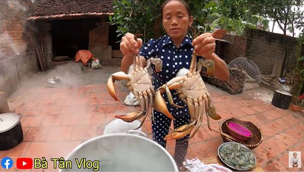 Khó hiểu công thức nấu nia cơm “siêu to khổng lồ” của bà Tân Vlog: Cơm hải sản là cơm trắng rồi đặt hải sản hấp lên trên? ảnh 1 Dân tình lại được dịp đặt dấu ? to đùng về nia cơm siêu to khổng lồ của bà Tân Vlog: cơm hải sản là cơm trắng rồi đặt hải sản hấp lên trên?-2