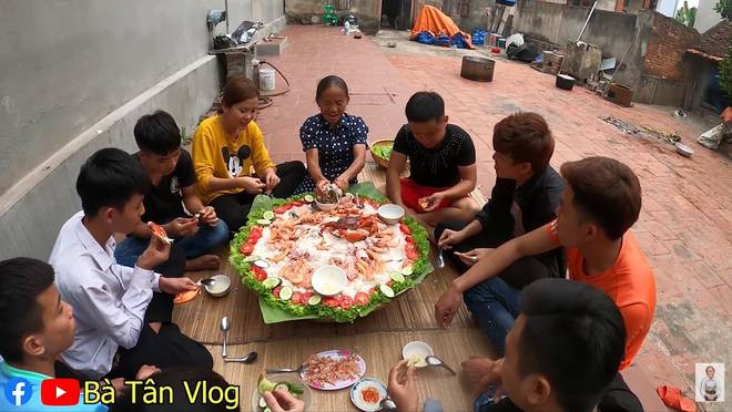 Khó hiểu công thức nấu nia cơm “siêu to khổng lồ” của bà Tân Vlog: Cơm hải sản là cơm trắng rồi đặt hải sản hấp lên trên? ảnh 11 Dân tình lại được dịp đặt dấu ? to đùng về nia cơm siêu to khổng lồ của bà Tân Vlog: cơm hải sản là cơm trắng rồi đặt hải sản hấp lên trên?-12
