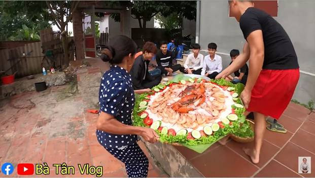 Khó hiểu công thức nấu nia cơm “siêu to khổng lồ” của bà Tân Vlog: Cơm hải sản là cơm trắng rồi đặt hải sản hấp lên trên? ảnh 9 Dân tình lại được dịp đặt dấu ? to đùng về nia cơm siêu to khổng lồ của bà Tân Vlog: cơm hải sản là cơm trắng rồi đặt hải sản hấp lên trên?-10