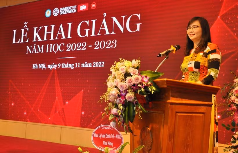 TS Trịnh Thanh Huyền báo cáo tại buổi lễ khai giảng.