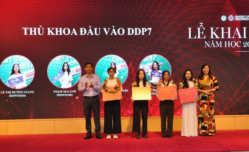 TS Trịnh Thanh Huyền (ngoài cùng bên phải) trao giấy khen cho thủ khoa đầu vào. TS Trịnh Thanh Huyền (ngoài cùng bên phải) trao giấy khen cho thủ khoa đầu vào.