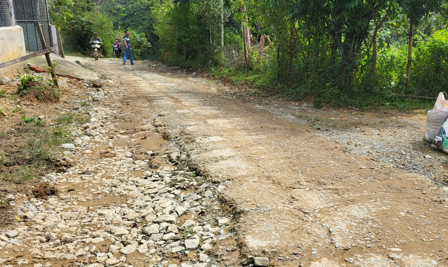 Đường dân sinh tại xã Pờ Ê (huyện Kon Plông) bị hư hỏng do thi công dự án thủy điện. Đường dân sinh tại xã Pờ Ê (huyện Kon Plông) bị hư hỏng do thi công dự án thủy điện.