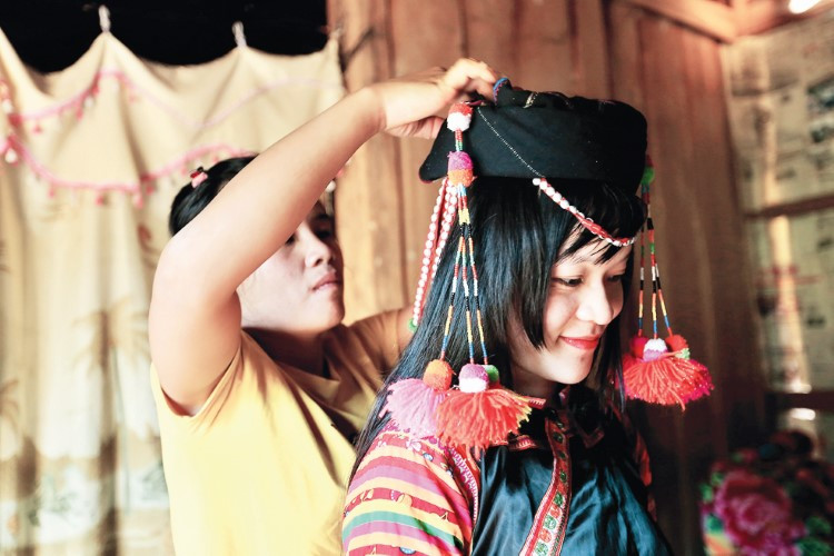 Thiếu nữ Hà Nhì nơi ngã ba biên giới sắm váy áo chơi Xuân