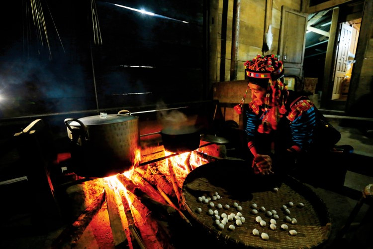 Đồng bào dân tộc ở Mường Nhé làm bánh trôi nước trong dịp Tết cổ truyền