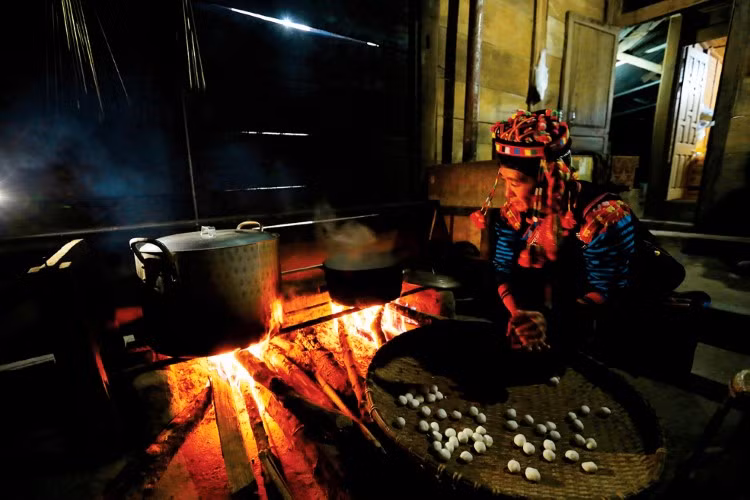 Đồng bào dân tộc ở Mường Nhé làm bánh trôi nước trong dịp Tết cổ truyền