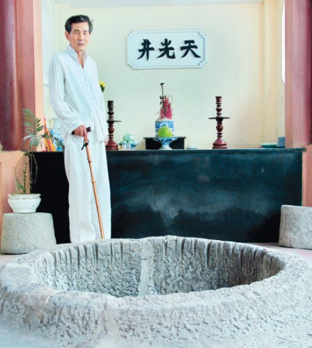 Giếng làng Trung Kính nổi tiếng với tục xin sữa.