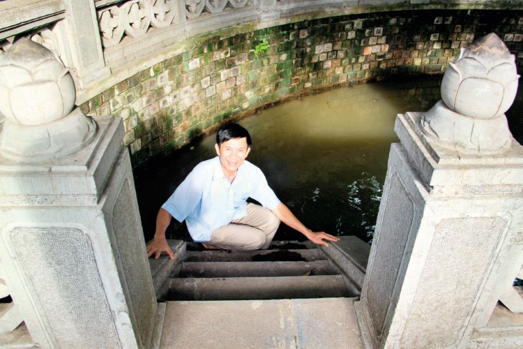 Giếng có lối đi xuống ở đền Voi Phục.