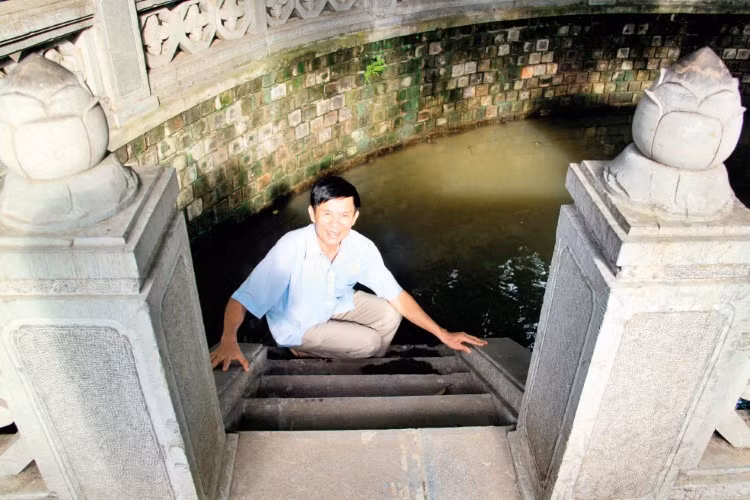 Giếng có lối đi xuống ở đền Voi Phục.