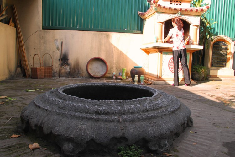 Có những giếng cổ rất độc đáo với hệ thống thành giếng bằng cối đá xếp tròn.