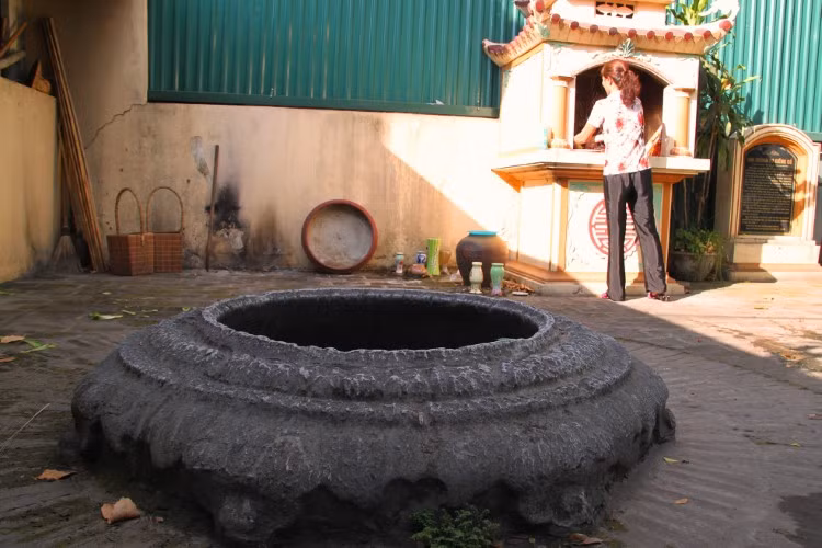 Có những giếng cổ rất độc đáo với hệ thống thành giếng bằng cối đá xếp tròn.