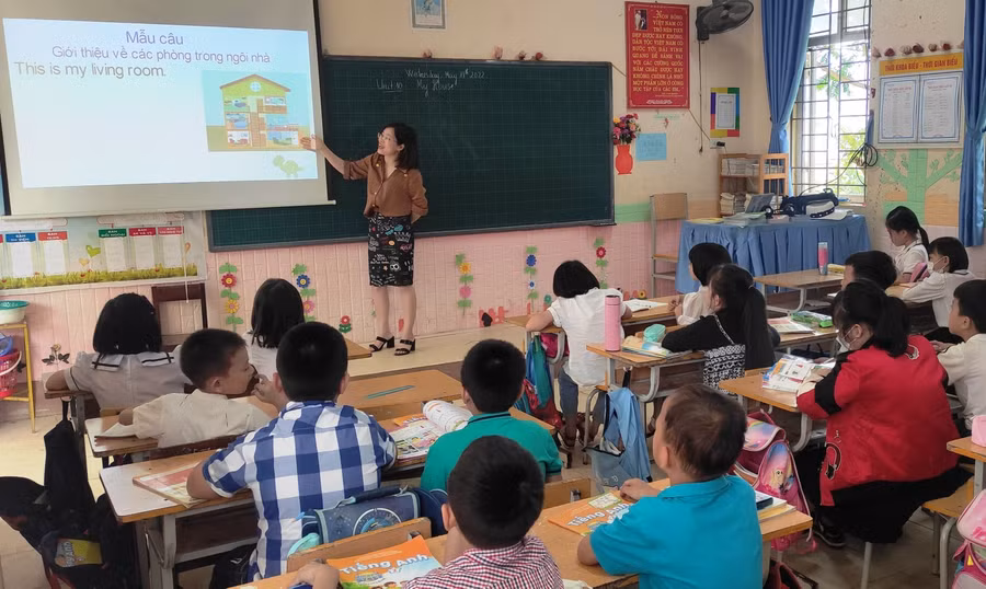 Giờ học môn Tiếng Anh của học sinh Trường Tiểu học và THCS thị trấn Mường Lát (Thanh Hóa).