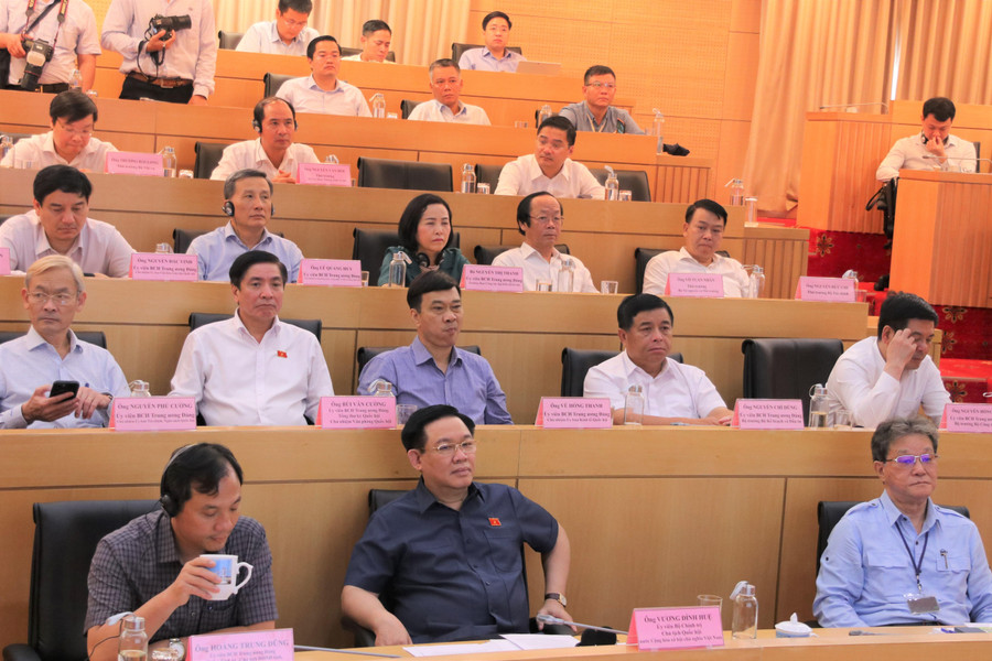 Chủ tịch Quốc hội Vương Đình Huệ cùng đoàn công tác nghe báo cáo của FHS.