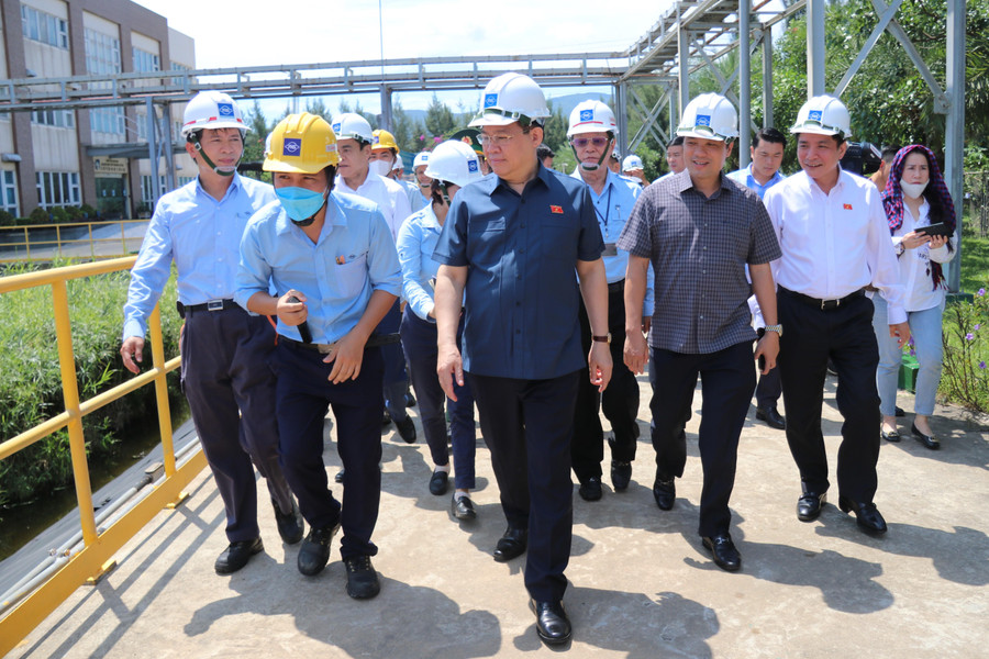 Đoàn công tác do Chủ tịch Quốc hội dẫn đầu tới tham quan hồ chỉ thị sinh học tại công viên sinh thái của FHS.