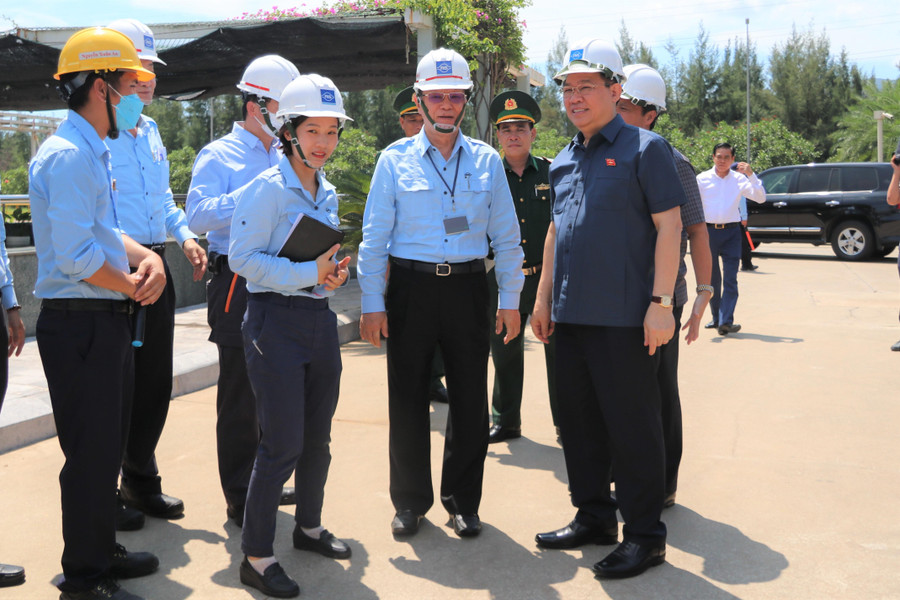 Chủ tịch Quốc hội Vương Đình Huệ kiểm tra tình hình sản xuất của FHS.