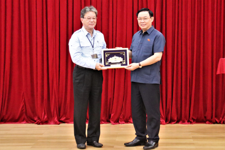 Lãnh đạo FHS nhận quà lưu niệm từ Chủ tịch Quốc hội Vương Đình Huệ.