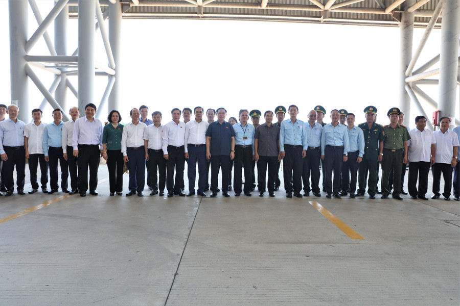 Chủ tịch Quốc hội Vương Đình Huệ cùng đoàn công tác chụp ảnh kỷ niệm chuyến công tác tại FHS.