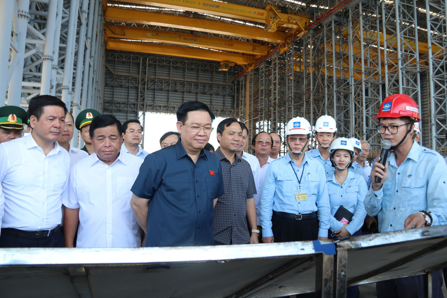 Chủ tịch Quốc hội Vương Đình Huệ cùng đoàn công tác kiểm tra hệ thống cảng nước sâu Sơn Dương.