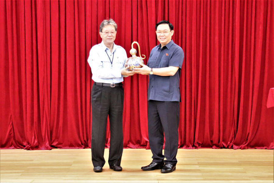 Chủ tịch Quốc hội Vương Đình Huệ nhận quà lưu niệm của lãnh đạo FHS.