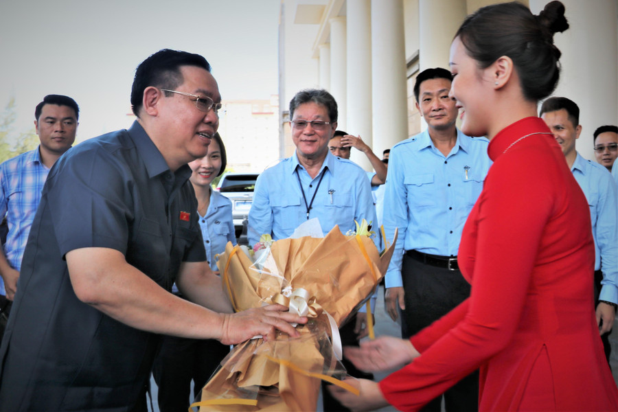 Chủ tịch Quốc hội Vương Đình Huệ nhận hoa chúc mừng của Công ty TNHH Gang thép Hưng Nghiệp Formosa Hà Tĩnh.