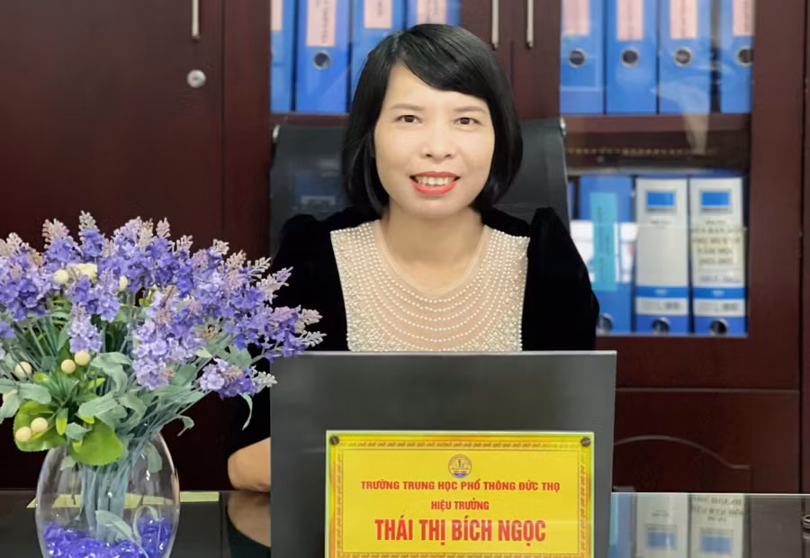 Cô Thái Thị Bích Ngọc, Hiệu trưởng Trường THPT Đức Thọ chia sẻ về kinh nghiệm vượt khó để hướng nghiệp cho học sinh.