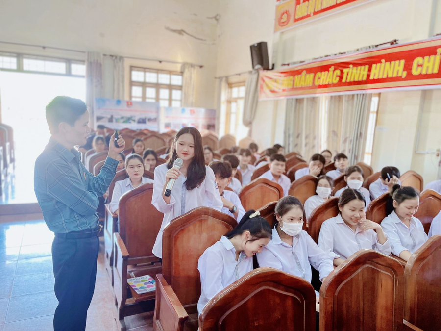 Học sinh trường THPT Đức Thọ tự tin thể hiện năng khiếu của mình. Học sinh trường THPT Đức Thọ tự tin thể hiện năng khiếu của mình.