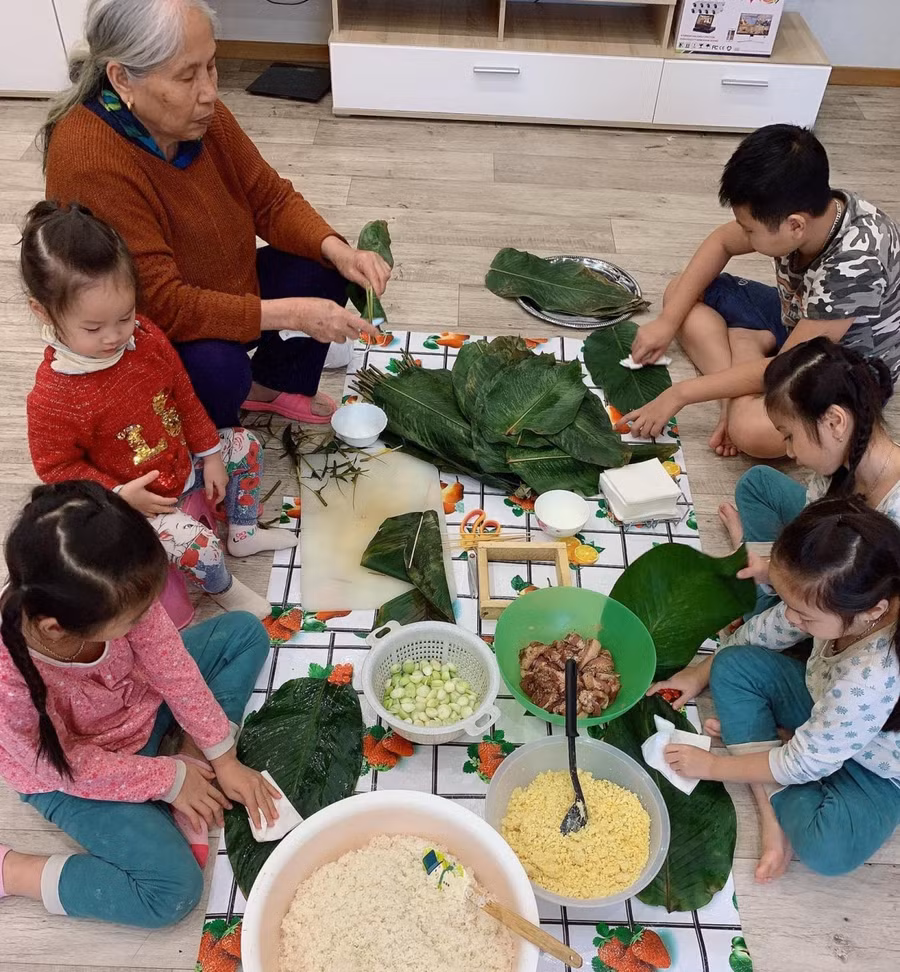 Các con của chị Hồ Xuân (sống tại TP VaroNhet-Nga) cùng gói bánh chưng dịp Tết cổ truyền Tân Sửu. Ảnh: NVCC.