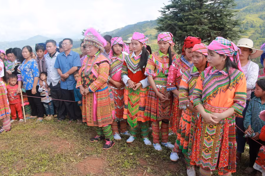 Trẻ em dân tộc Mông hào hứng tham gia lễ hội.