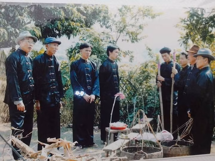 Người dân hát Sọong cô trong dịp cưới hỏi để thể hiện tài năng.