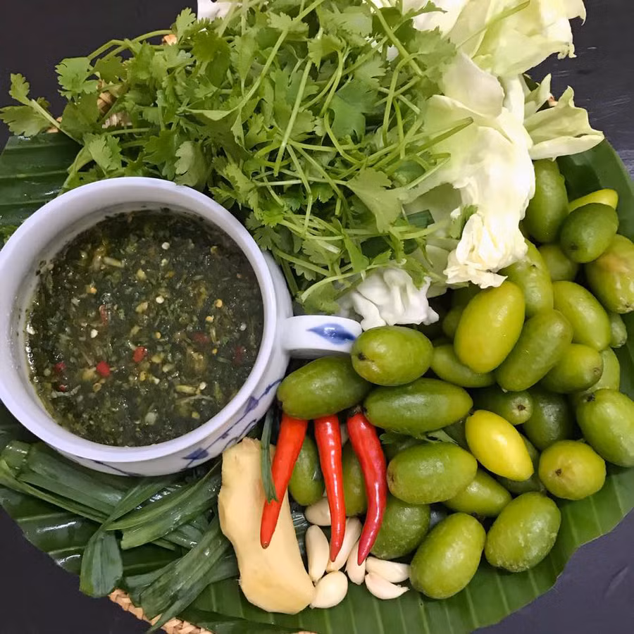 Chẩm chéo là sự kết hợp độc đáo của những gia vị như mắc khén, dổi, ớt, gừng và rau thơm.