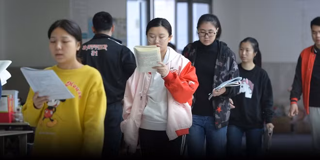 Nữ sinh Trung Quốc bị cấm theo học một số ngành như công an, quân đội.