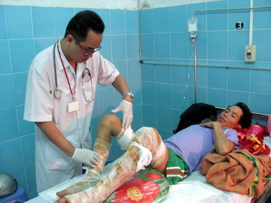 Ngủ mê mệt, chân cháy đen không hay ảnh 1 Bác sĩ Võ Nam Định kiểm tra vết thương do bỏng của bệnh nhân Đinh Văn Hải.