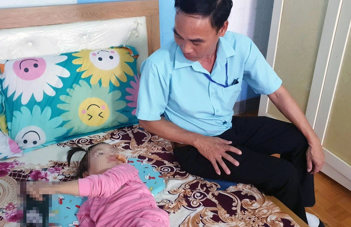 Bé gái 3 tuổi bị chó hàng xóm tấn công phải khâu 16 mũi Bé gái 3 tuổi bị chó hàng xóm tấn công phải khâu 16 mũi