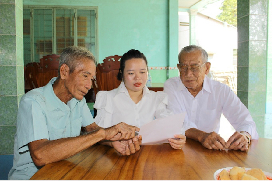 Em Lê Thị Huỳnh Như chụp ảnh cùng hai người ông. Em Lê Thị Huỳnh Như chụp ảnh cùng hai người ông.
