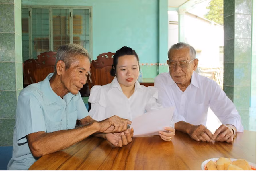 Em Lê Thị Huỳnh Như chụp ảnh cùng hai người ông.