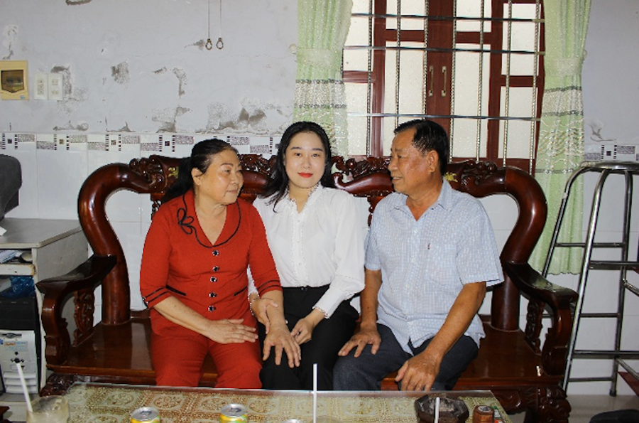 Em Nguyễn Thị Yến Ngọc cùng gia đình. Em Nguyễn Thị Yến Ngọc cùng gia đình.