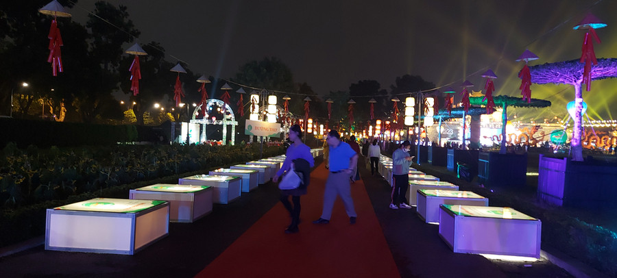 Đường thơ với những 'hộp thơ' kém phần thi vị dù được thắp sáng trong đêm thơ Nguyên tiêu. Ảnh: Miên Thảo. Đường thơ với những 'hộp thơ' kém phần thi vị dù được thắp sáng trong đêm thơ Nguyên tiêu. Ảnh: Miên Thảo.