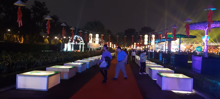 Đường thơ với những 'hộp thơ' kém phần thi vị dù được thắp sáng trong đêm thơ Nguyên tiêu. Ảnh: Miên Thảo.