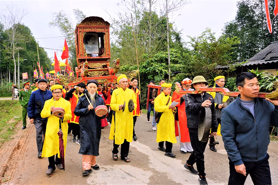Người dân tổ chức lễ rước di ảnh và báu vật của vua Hàm Nghi vào dịp đầu năm mới. Ảnh: Liêm Đàn