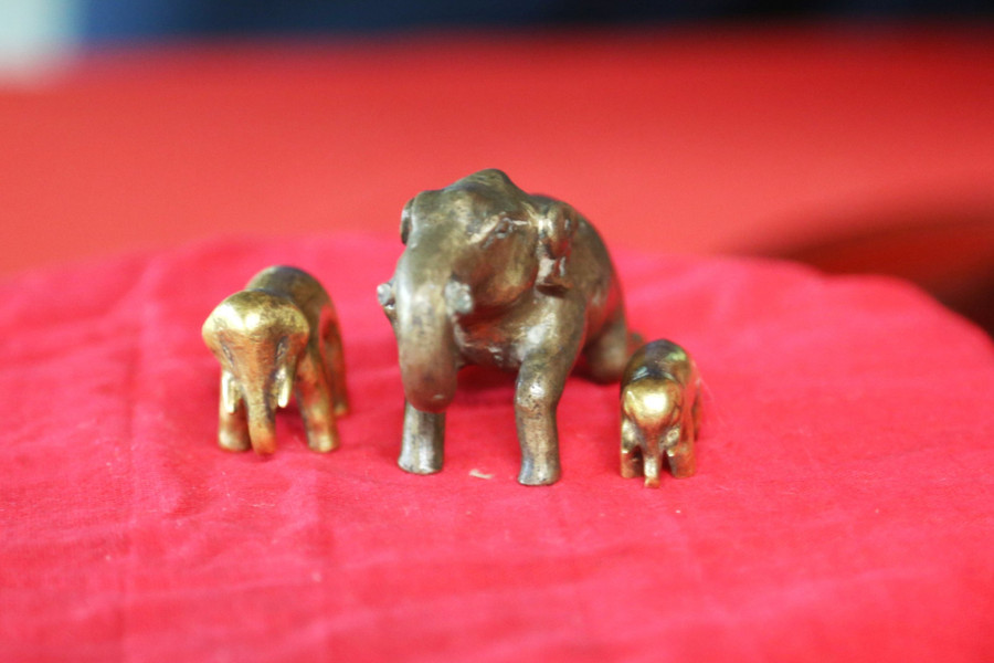 Hai con voi vàng và một con voi đồng được vua Hàm Nghi ban tặng cho người dân xã Phú Gia. Ảnh: Tùng Nguyễn Hai con voi vàng và một con voi đồng được vua Hàm Nghi ban tặng cho người dân xã Phú Gia. Ảnh: Tùng Nguyễn