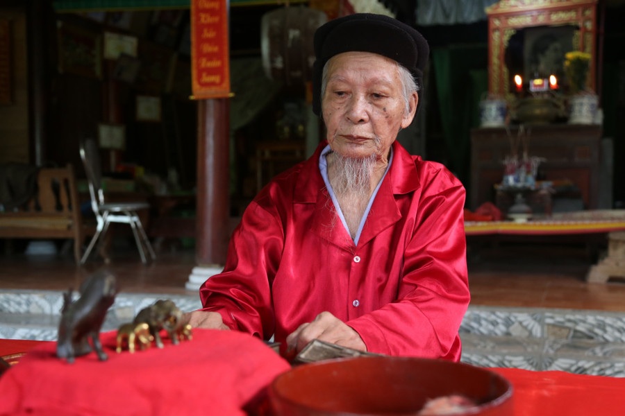Cụ Trần Văn Nhung - nguyên Cố đạo chủ, trông coi bảo vật vua Hàm Nghi. Ảnh: Tùng Nguyễn Cụ Trần Văn Nhung - nguyên Cố đạo chủ, trông coi bảo vật vua Hàm Nghi. Ảnh: Tùng Nguyễn