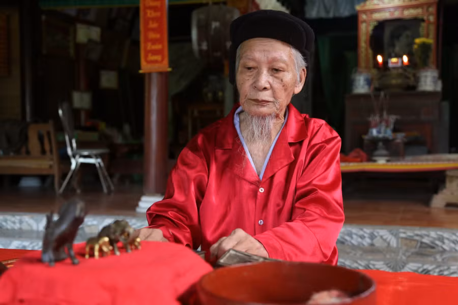 Cụ Trần Văn Nhung - nguyên Cố đạo chủ, trông coi bảo vật vua Hàm Nghi. Ảnh: Tùng Nguyễn