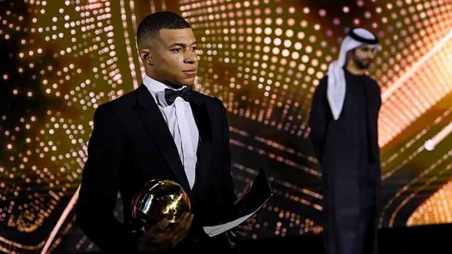 Mbappe cam kết ở lại PSG và đánh bại Real Madrid ở Champions League.