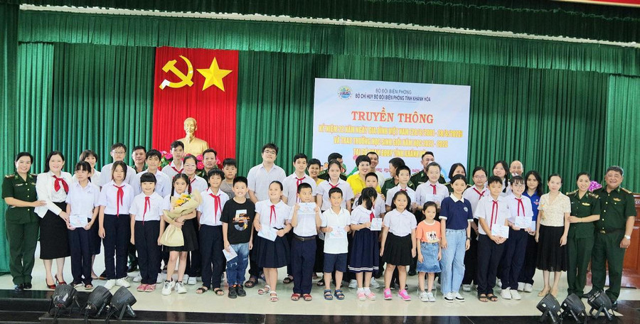 91 phần quà được trao cho con cán bộ, chiến sĩ cơ quan BCH BĐBP tỉnh Khánh Hòa